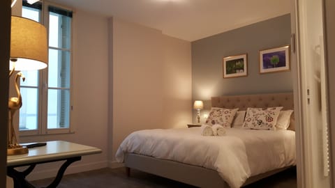 Desk, laptop workspace, free WiFi