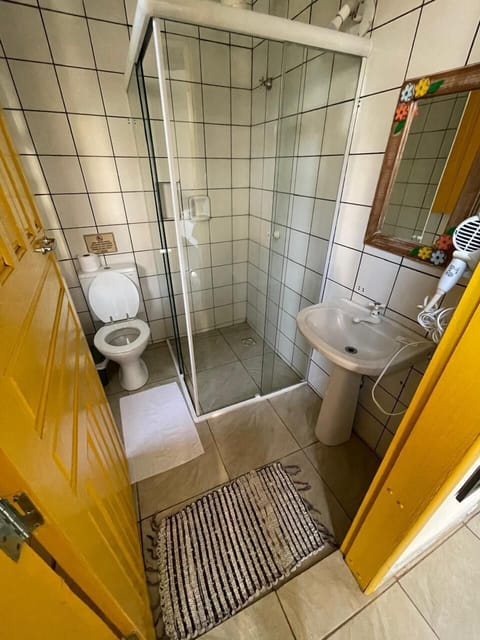 Duplo térreo | Bathroom | Shower, hair dryer, towels, soap