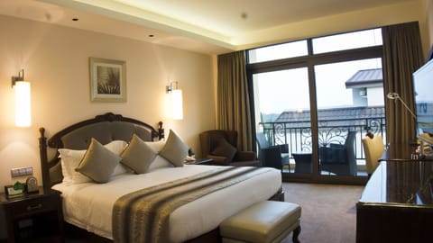 Executive Suite | Premium bedding, minibar, in-room safe, desk