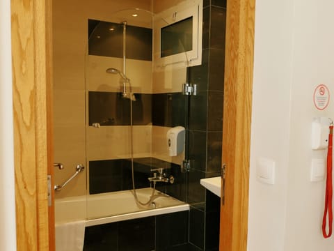 Business Room | Bathroom | Free toiletries, hair dryer, towels