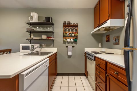 Condo, 1 Bedroom | Private kitchen | Fridge, oven, coffee/tea maker, toaster