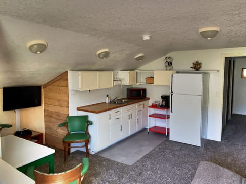 C12. Captain's Quarters (No Pets) | Private kitchen | Fridge, microwave, coffee/tea maker, paper towels