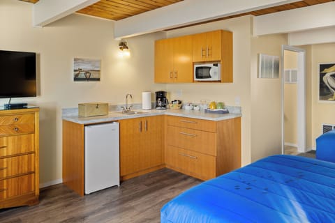 Double Room, 2 Queen Beds | Private kitchen | Fridge, microwave, coffee/tea maker, paper towels