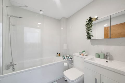 Apartment | Bathroom | Combined shower/tub, deep soaking tub, towels