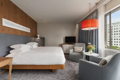 Room, 1 King Bed, Accessible | Minibar, in-room safe, desk, laptop workspace