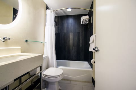 Combined shower/tub, deep soaking tub, free toiletries, hair dryer