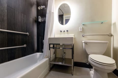 Standard Room, 1 Queen Bed, Accessible | Bathroom | Combined shower/tub, deep soaking tub, free toiletries, hair dryer