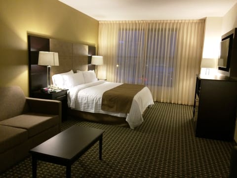 Premium Room, 1 King Bed | Premium bedding, in-room safe, desk, soundproofing