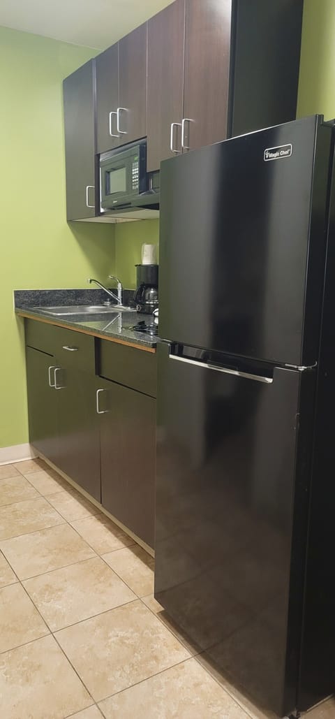 Full-size fridge, microwave, stovetop, coffee/tea maker