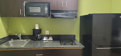 Full-size fridge, microwave, stovetop, coffee/tea maker