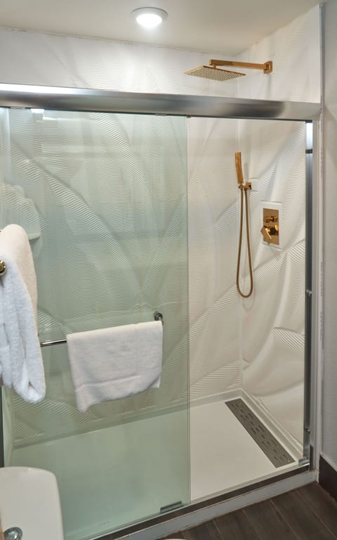 Desk, laptop workspace, iron/ironing board, free WiFi