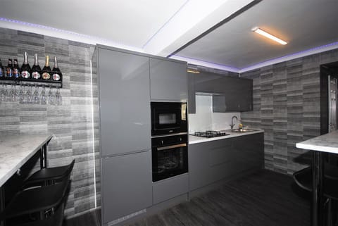 House, 3 Bedrooms | Private kitchen