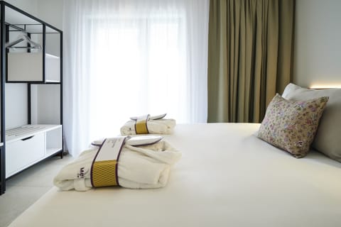 Privilege, Room, 1 Double Bed | Hypo-allergenic bedding, in-room safe, desk, blackout drapes