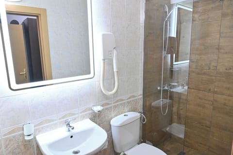 Economy Double Room | Bathroom | Hair dryer, towels, soap, shampoo