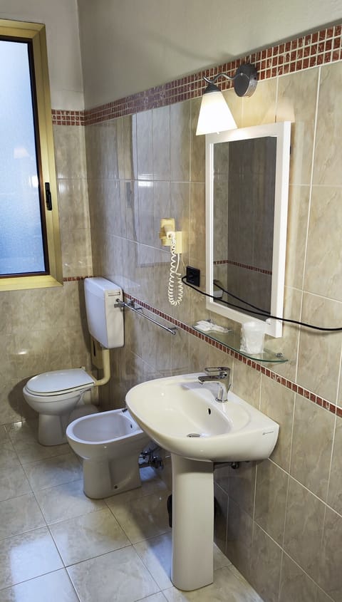 Double Room | Bathroom | Shower, free toiletries, hair dryer, bidet