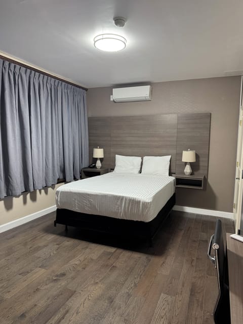 Luxury Room, 1 King Bed | Desk, laptop workspace, soundproofing, iron/ironing board