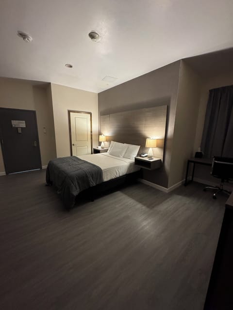 Luxury Room, 1 King Bed | Desk, laptop workspace, soundproofing, iron/ironing board