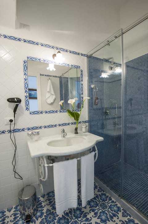 Deluxe Double Room, Sea View (Incanto) | Bathroom | Shower, free toiletries, hair dryer, bidet