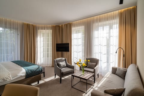 Junior Suite | Hypo-allergenic bedding, minibar, in-room safe, individually furnished