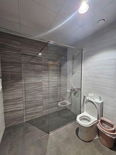 6 Bed Female Dormitory Room | Bathroom | Designer toiletries, hair dryer, slippers, bidet