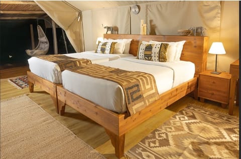 Pearl Mara Tents | Minibar, in-room safe, desk, laptop workspace