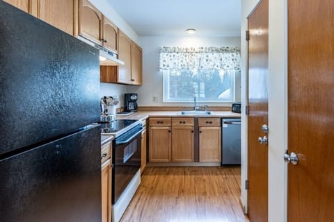 Condo, 4 Bedrooms | Private kitchen | Fridge, oven, coffee/tea maker, toaster