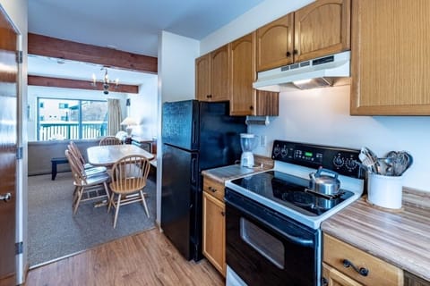 Condo, 4 Bedrooms | Private kitchen | Fridge, oven, coffee/tea maker, toaster