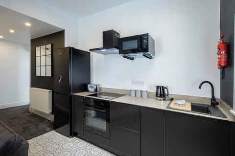 Deluxe Apartment | Private kitchen | Mini-fridge, microwave, oven, stovetop