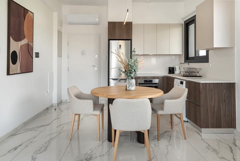 Luxury Apartment, City View | Private kitchen