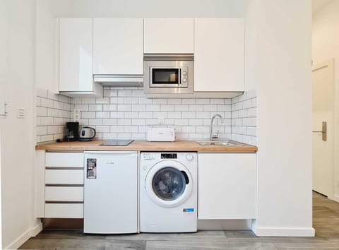 Standard Studio | Private kitchen | Mini-fridge, microwave, stovetop, coffee/tea maker