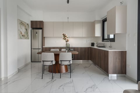 Luxury Apartment, City View | Private kitchen