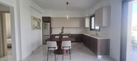 Luxury Apartment, City View | Private kitchen