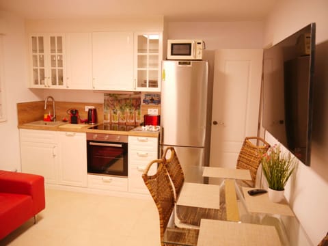 Apartment, Ground Floor | Shared kitchen | Full-size fridge, microwave, oven, stovetop