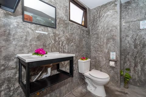 Honeymoon Suite | Bathroom | Shower, hair dryer, towels, soap