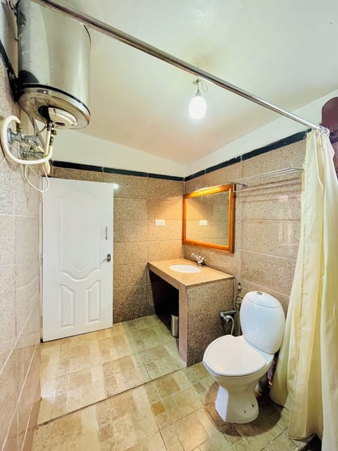 Superior Single Room | Bathroom | Free toiletries, towels, soap, shampoo