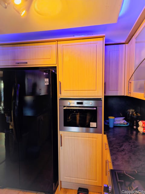 House | Private kitchen | Fridge, microwave, oven, stovetop