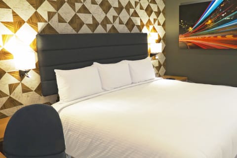 Executive Room, 1 King Bed | Free WiFi, bed sheets