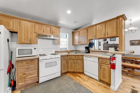 Classic Chalet, 3 Bedrooms, Mountain View, Mountainside | Private kitchen | Full-size fridge, microwave, stovetop, dishwasher