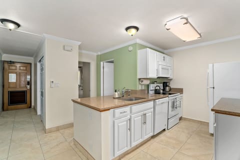 Condo, 1 Bedroom | Private kitchen | Fridge, oven, coffee/tea maker, toaster