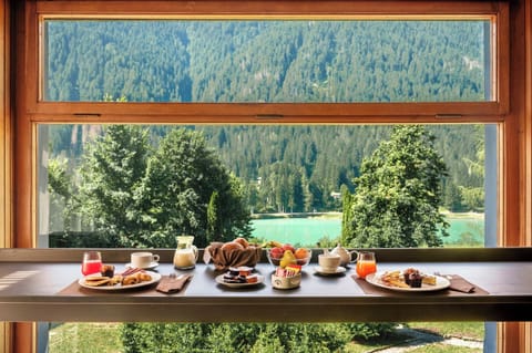 Daily continental breakfast (EUR 15 per person)