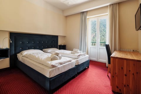 Minibar, in-room safe, desk, laptop workspace