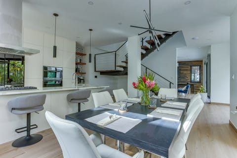 Queen Villa (2 Bedrooms), Partial Sea View | Dining room