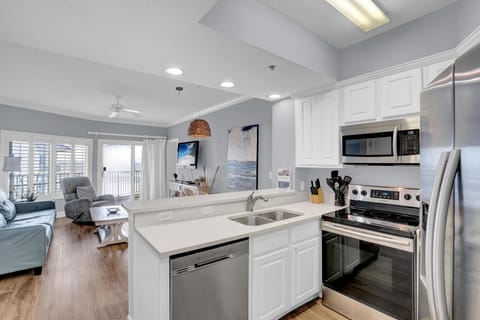 Condo, Multiple Beds (Palm Beach D52) | Private kitchen | Oven