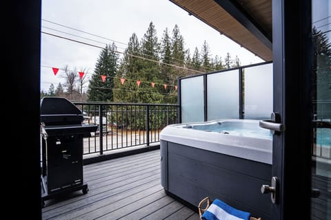 Design Condo, Balcony, Mountain View | Private spa tub