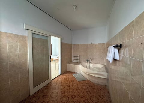 Superior Room | Bathroom | Free toiletries, towels