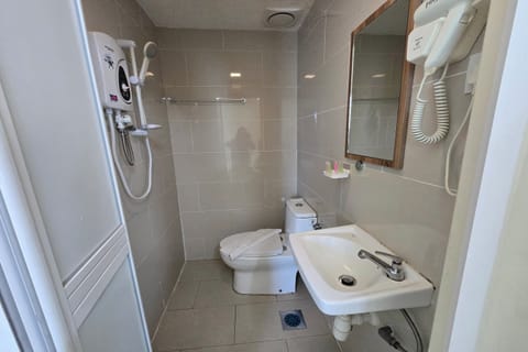 Deluxe Double Room | Bathroom | Shower, rainfall showerhead, free toiletries, hair dryer