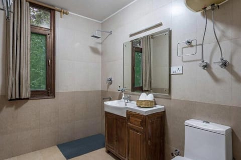 Luxury Double Room, Balcony, Mountain View | Bathroom | Free toiletries, soap, shampoo, toilet paper