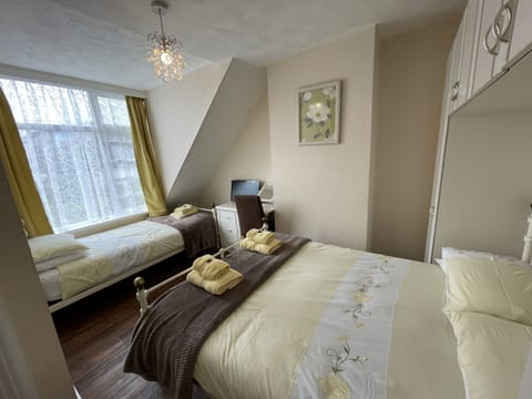 Classic Triple Room, Ensuite | Blackout drapes, iron/ironing board, free WiFi