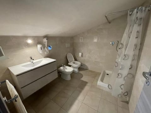 Classic Apartment, City View | Bathroom