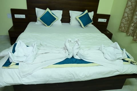 Deluxe Double Room, Multiple Bedrooms, City View | Free WiFi, bed sheets